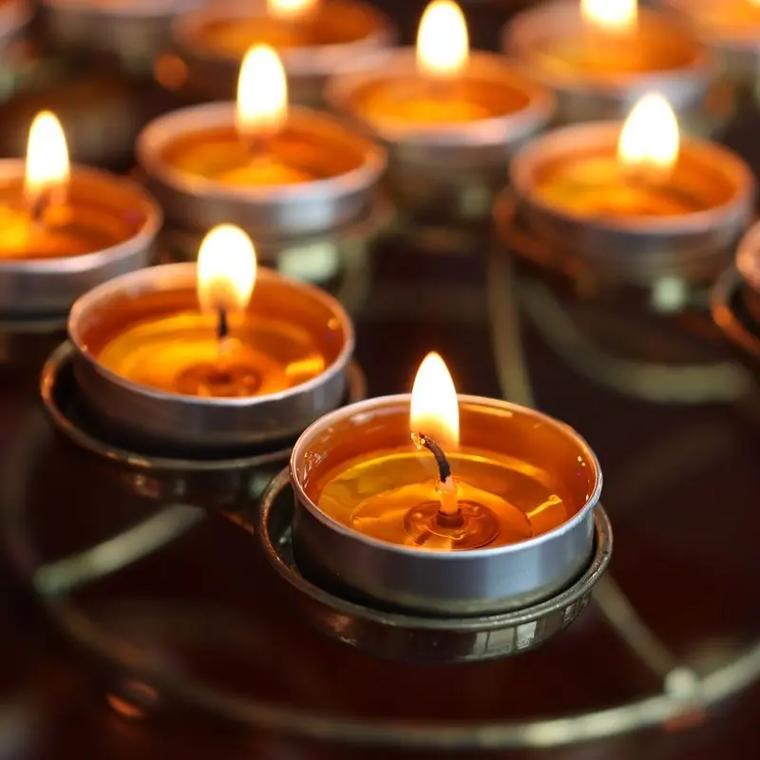 這款酥油燈蠟燭真的太好用啦!一點也不冒煙,也沒有異味,點燃后