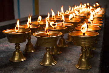 火焰燈與酥油蠟燭 光明的雙重禮贊