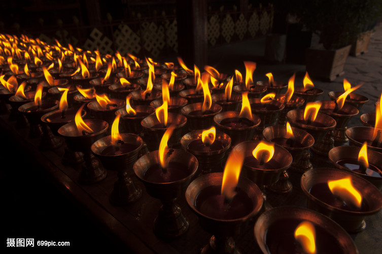 西藏寺廟香火 酥油燈與蠟燭的宗教文化象征